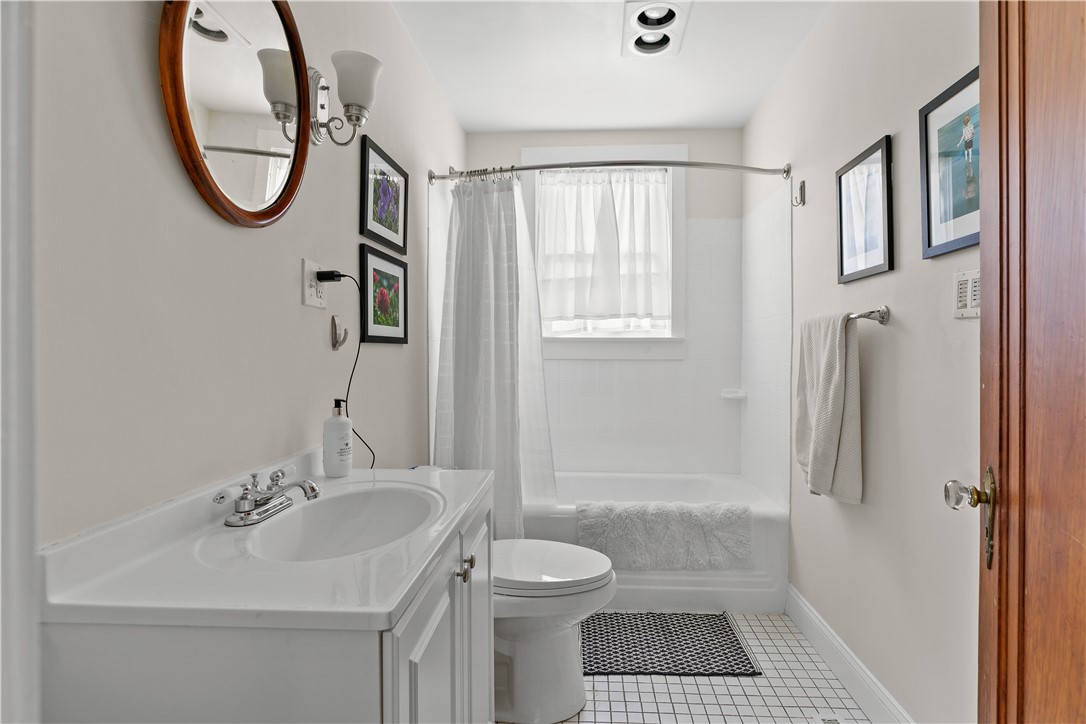 123 Beacon Street Middletown, RI 02842 - Photo 10 of 25