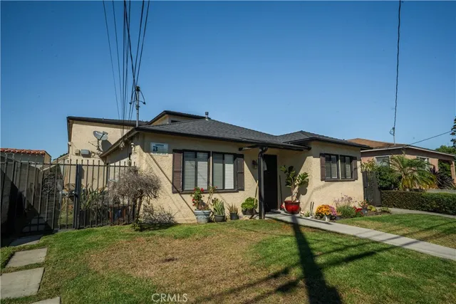 a view of a house with yard and plants