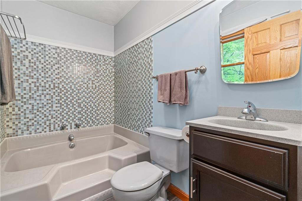 952 Bush Road New Alexandria, PA 15670 - Photo 19 of 50 Soaking Tub!