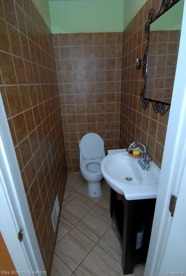 4032 Elmhurst Road Waterford, MI 48328 - Photo 9 of 16 Powder Room