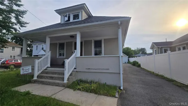 $1,300 | 152 5th Avenue, Unit 2, Bay Shore, NY 11706
