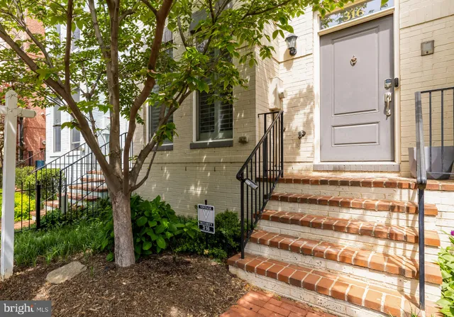 a view of a house with a trees