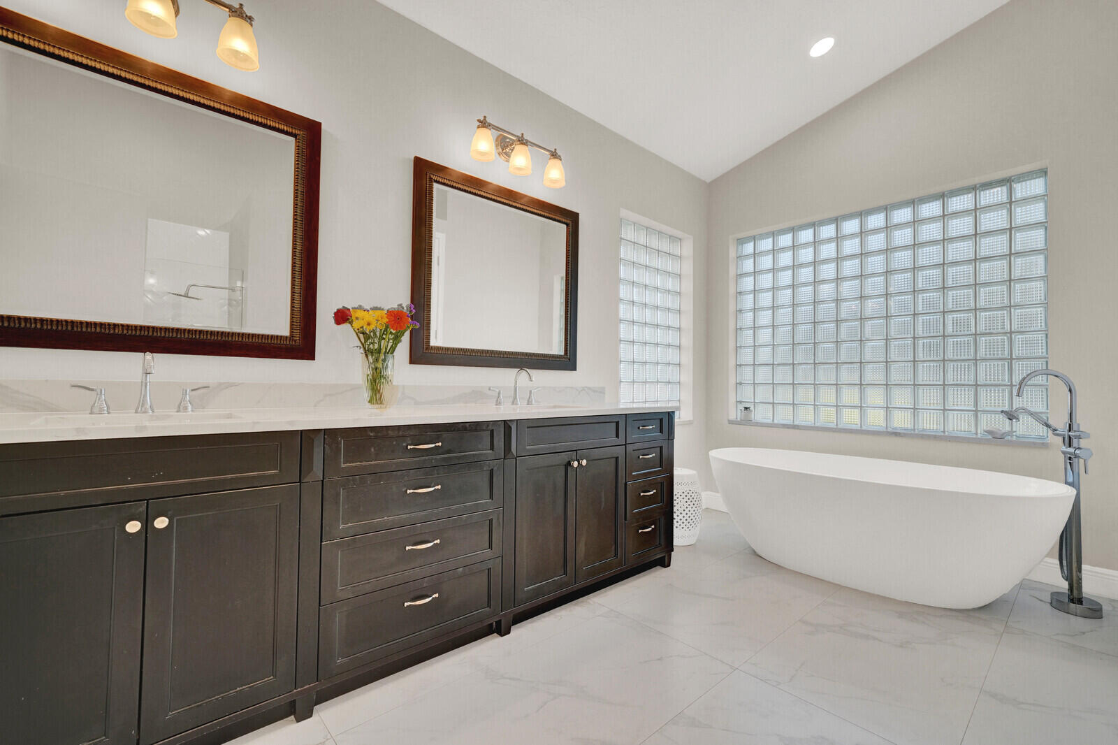 208 Turnberry Court South Atlantis, FL 33462 - Photo 16 of 44 Primary Bathroom