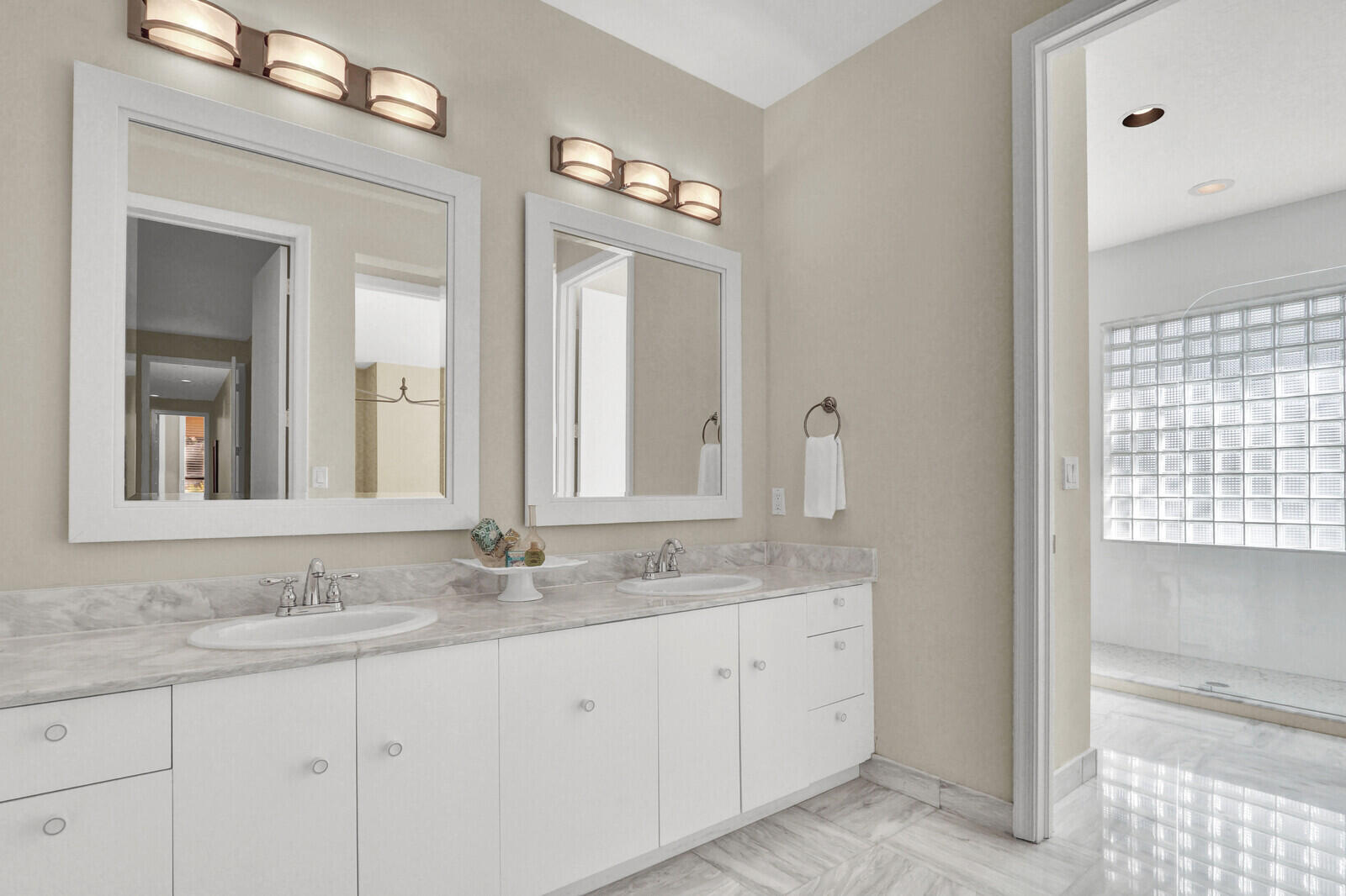 208 Turnberry Court South Atlantis, FL 33462 - Photo 19 of 44 Bathroom 2