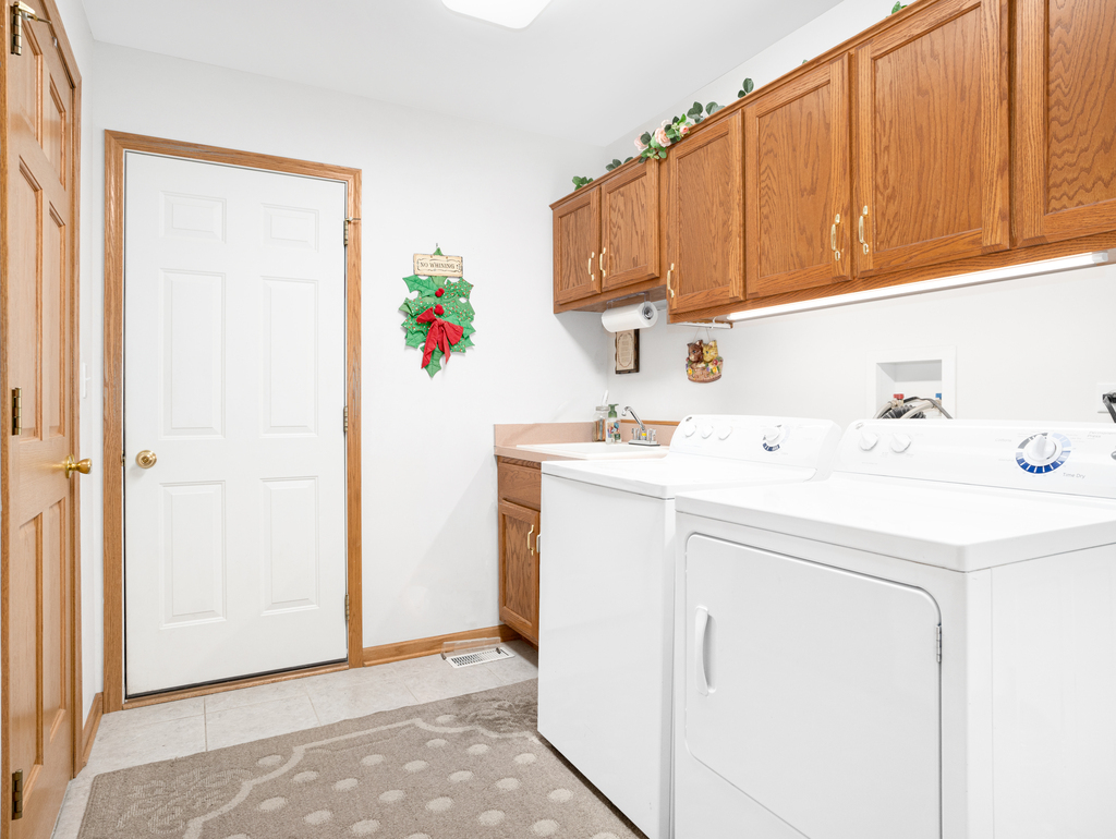 704 Clifford Drive Minooka, IL 60447 - Photo 22 of 25 a utility room with dryer and washer