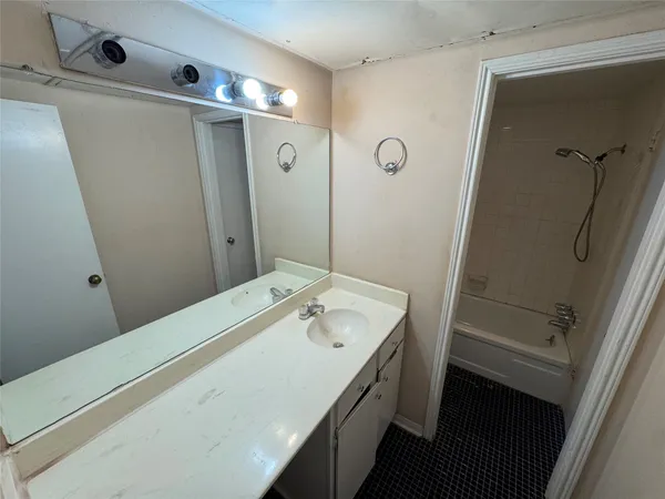 $1,100 | 2100 Tanglewilde Street, Unit 344, Houston, TX 77063