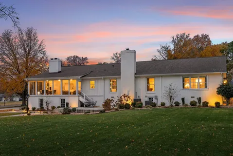 a view of a back yard