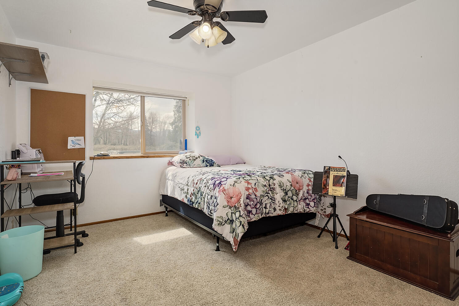 3739 Leonard Road Grants Pass, OR 97527 - Photo 11 of 31 Guest Bedroom 1