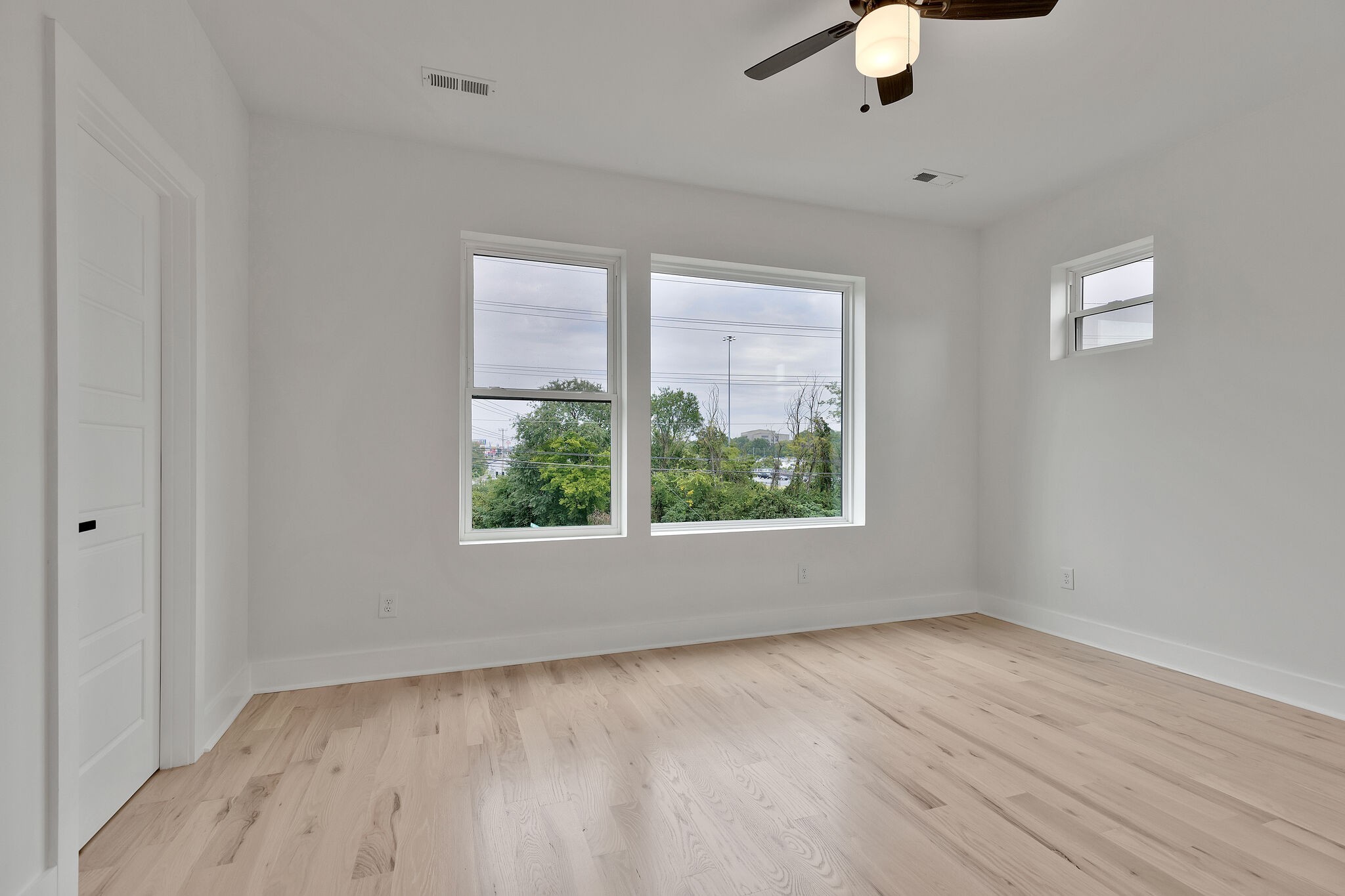193 Paragon Mills Road Nashville, TN 37211 - Photo 23 of 31 an empty room with a window