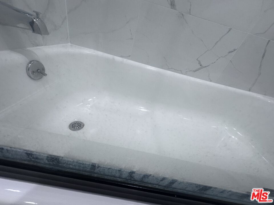 2228 20th Street, Unit 2 Santa Monica, CA 90405 - Photo 32 of 43 a view of a bath tub