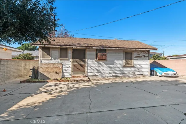 a view of a house with backyard