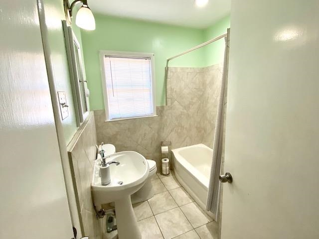 4787 Flamingo Road Memphis, TN 38117 - Photo 11 of 18 a bathroom with a sink and mirror