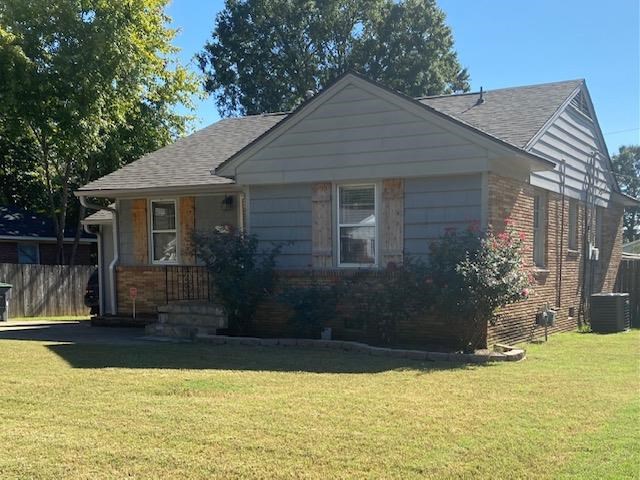 4787 Flamingo Road Memphis, TN 38117 - Photo 17 of 18 a front view of house with yard and trees around