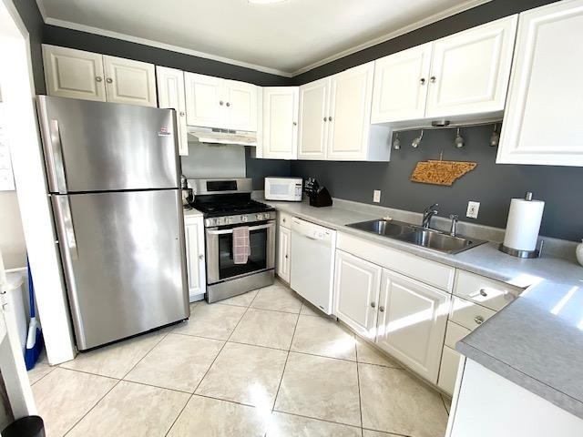 4787 Flamingo Road Memphis, TN 38117 - Photo 6 of 18 a kitchen with stainless steel appliances a refrigerator sink and cabinets