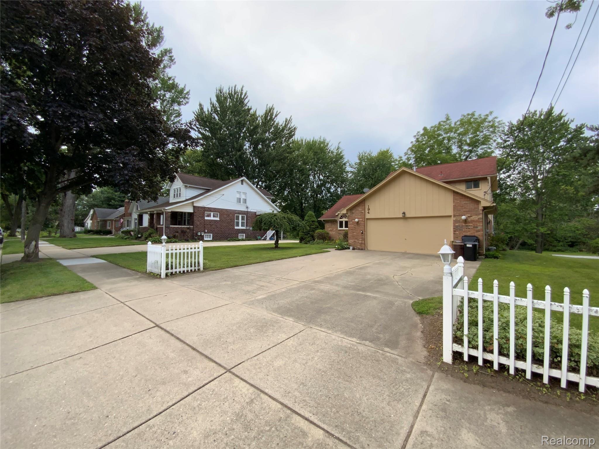 194 Riverside Drive Mount Clemens, MI 48043 - Photo 3 of 38 Photo Aug 16, 9 22 47 AM.jpg
