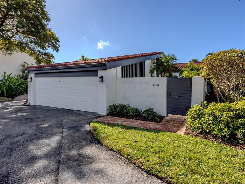 786 Sarabay Road, Unit 19 Osprey, FL 34229 - Photo 2 of 60 a backyard of a house with lots of green space