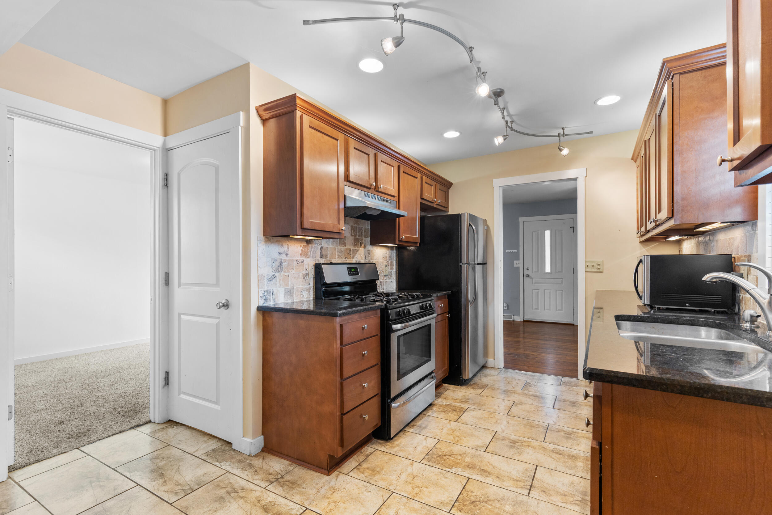 3300 6th Avenue Racine, WI 53402 - Photo 10 of 27 Kitchen