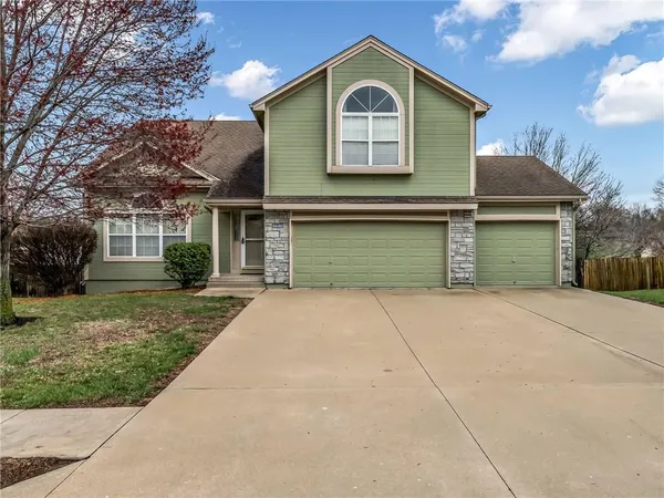 $385,000 | 721 Saddle Peak Drive, Raymore, MO 64083