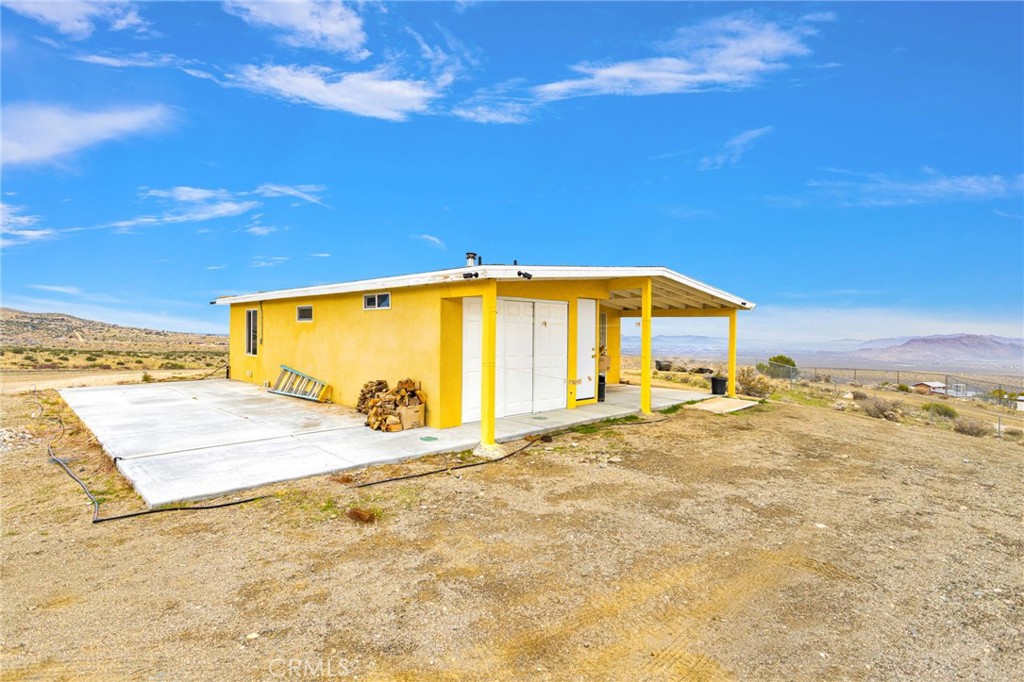 25333 Valley View Road Apple Valley, CA 92308 - Photo 4 of 37 a view of an ocean & house