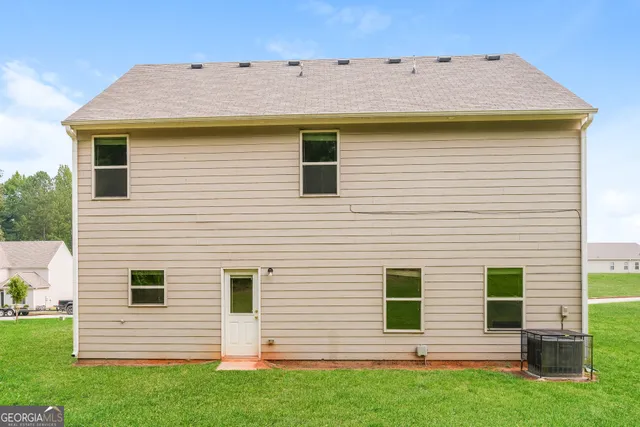 a view of a house with a backyard