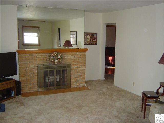 4905 Oneida Street Duluth, MN 55804 - Photo 5 of 13 Living Room