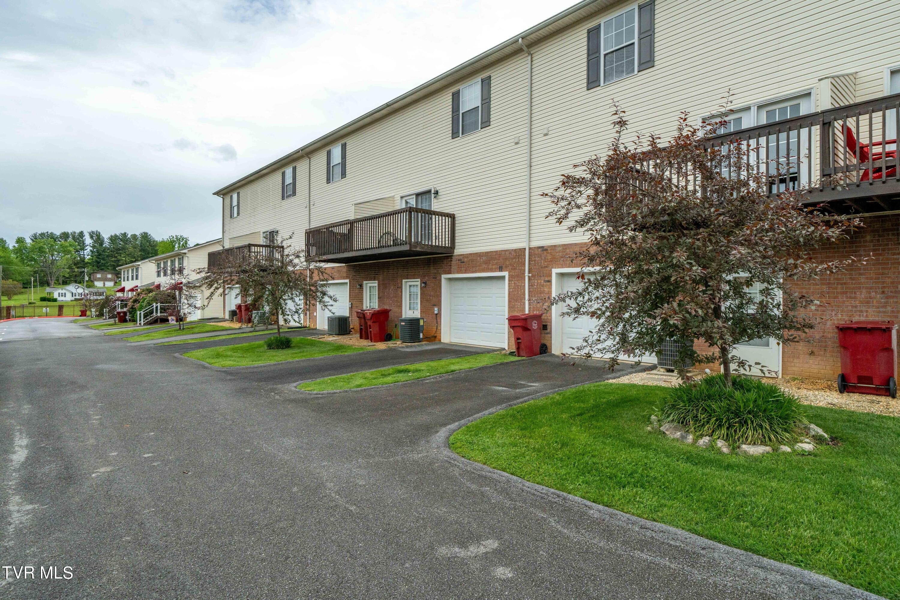 2101 Cherokee Road, Unit 9 Johnson City, TN 37604 - Photo 7 of 38 2101-9 Cherokee Road (10 of 38)