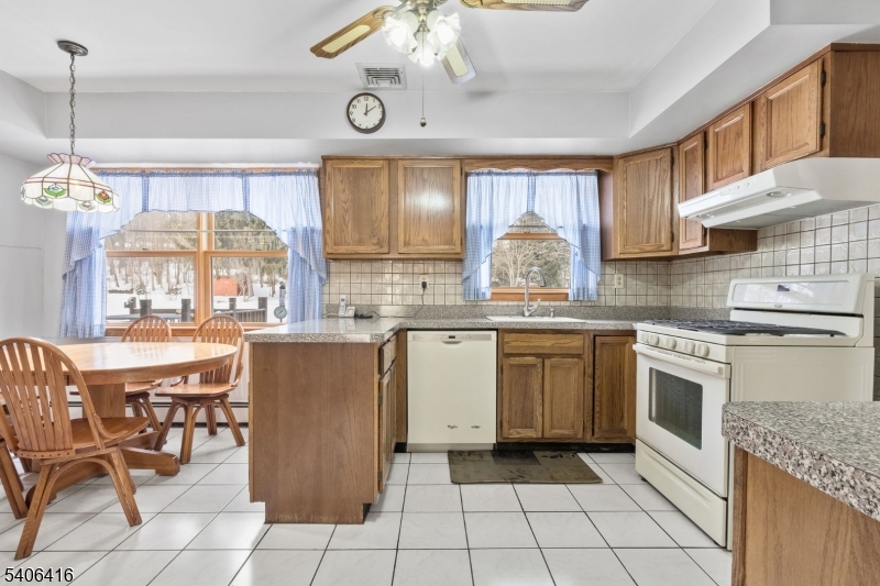 24 Rivendell Road Succasunna, NJ 07876 - Photo 15 of 37