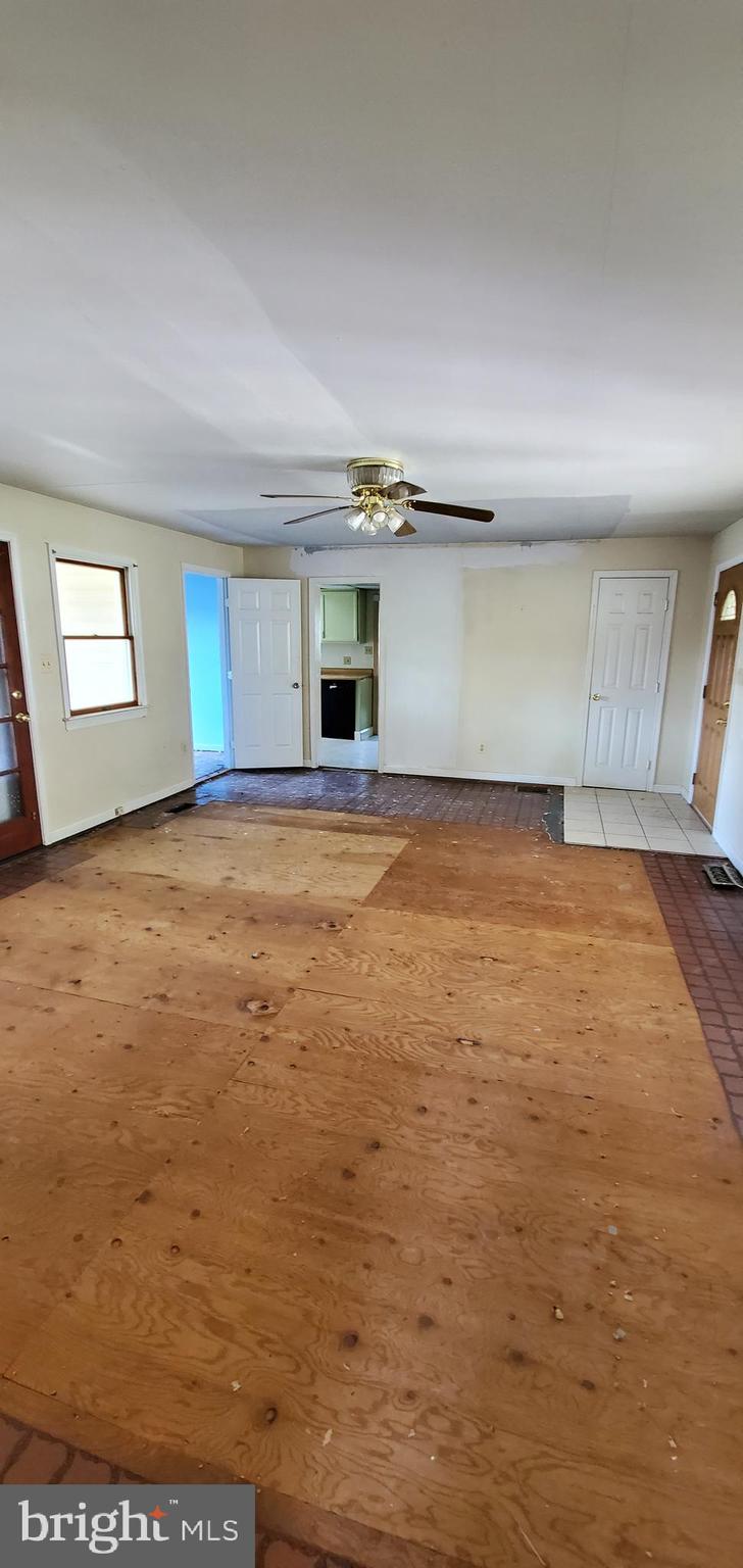 307 Patuxent Avenue Rosedale, MD 21237 - Photo 8 of 16 Living Room