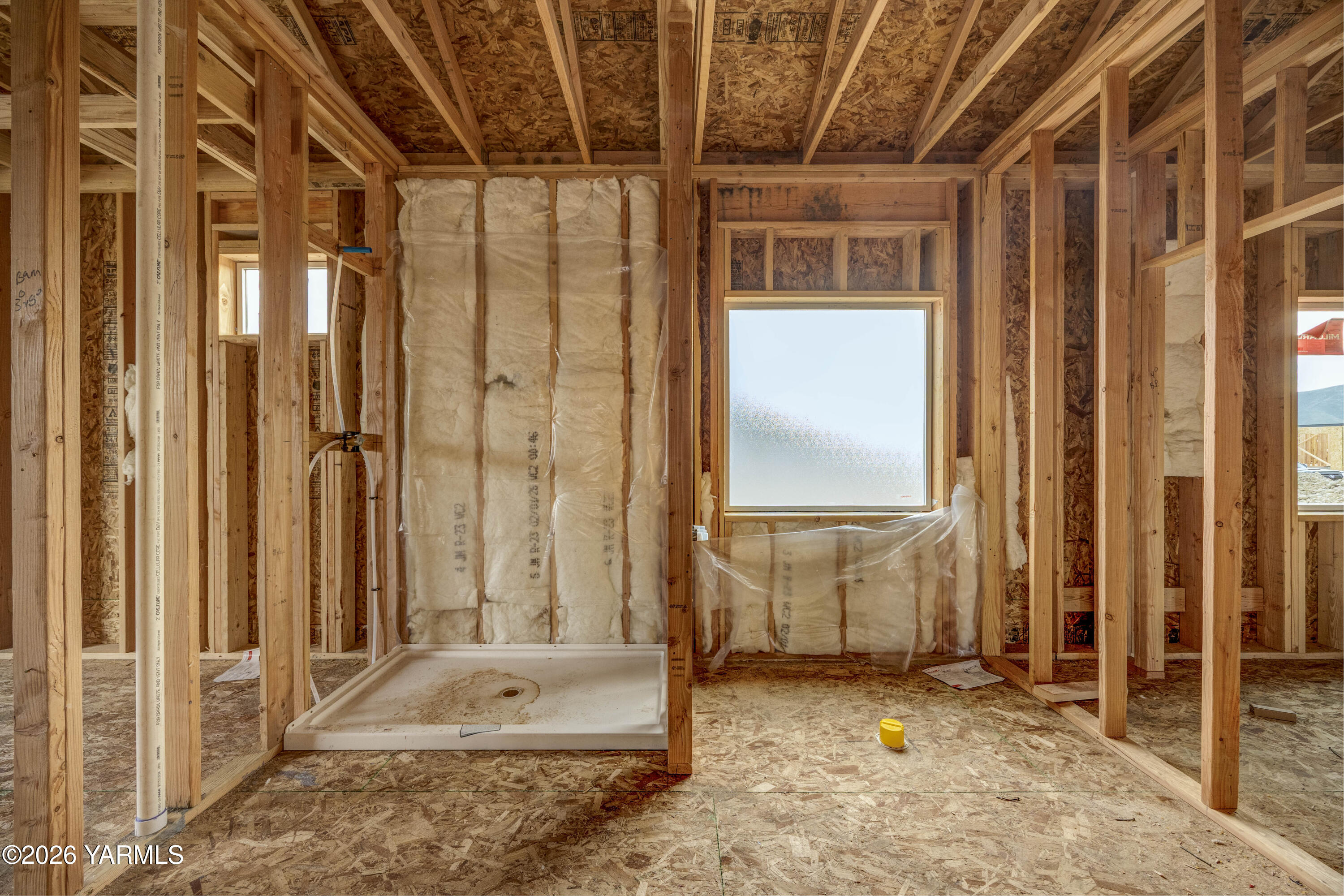 211 Packer Street Prosser, WA 99350 - Photo 11 of 31 a view of an entryway with a bath tub