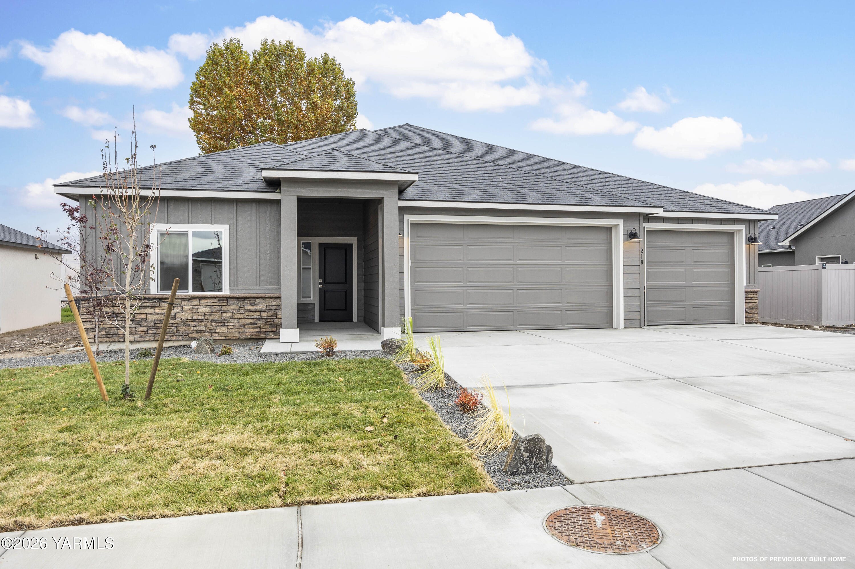 211 Packer Street Prosser, WA 99350 - Photo 14 of 31 a front view of a house with garden