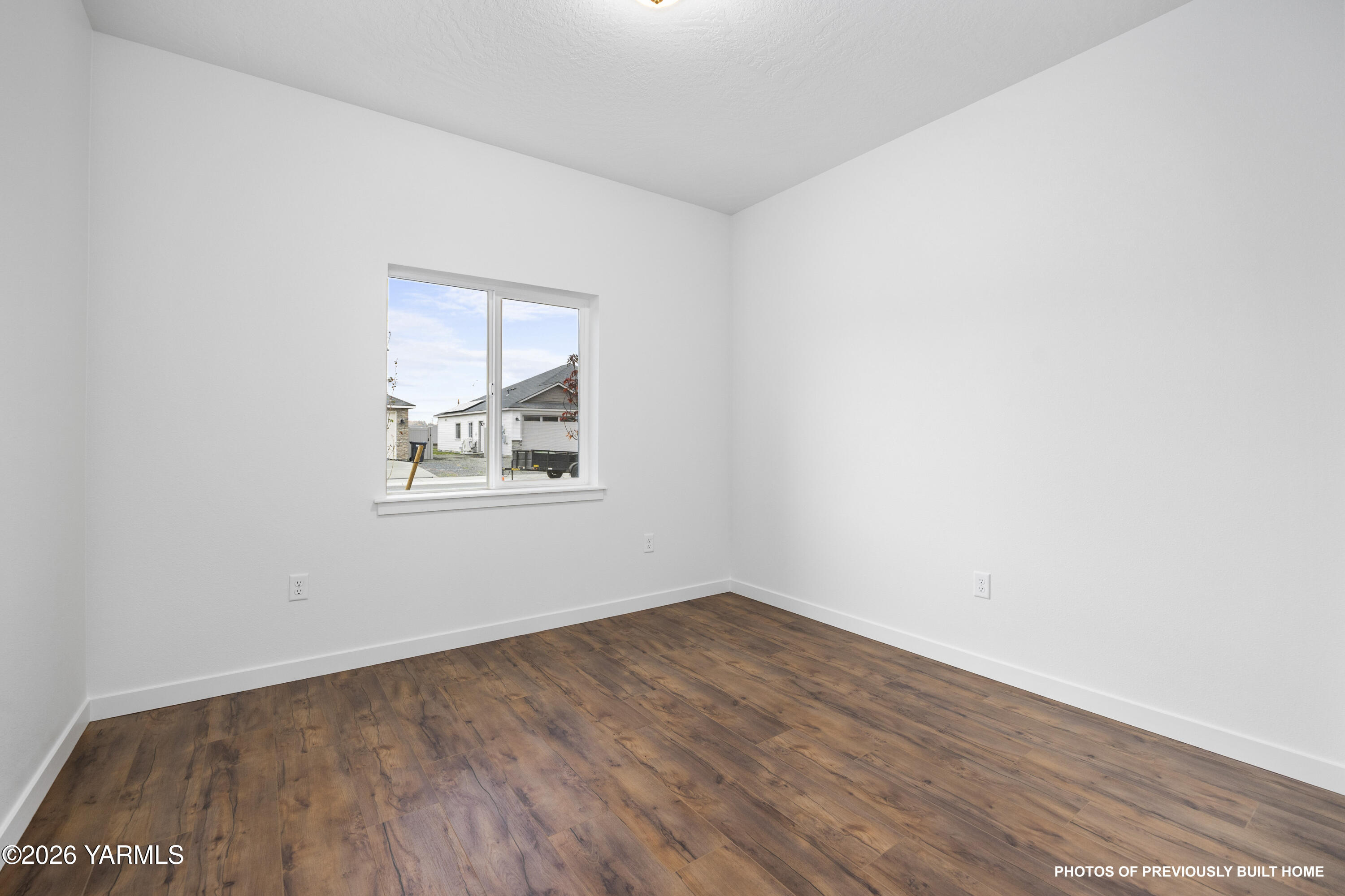 211 Packer Street Prosser, WA 99350 - Photo 15 of 31 an empty room with a window