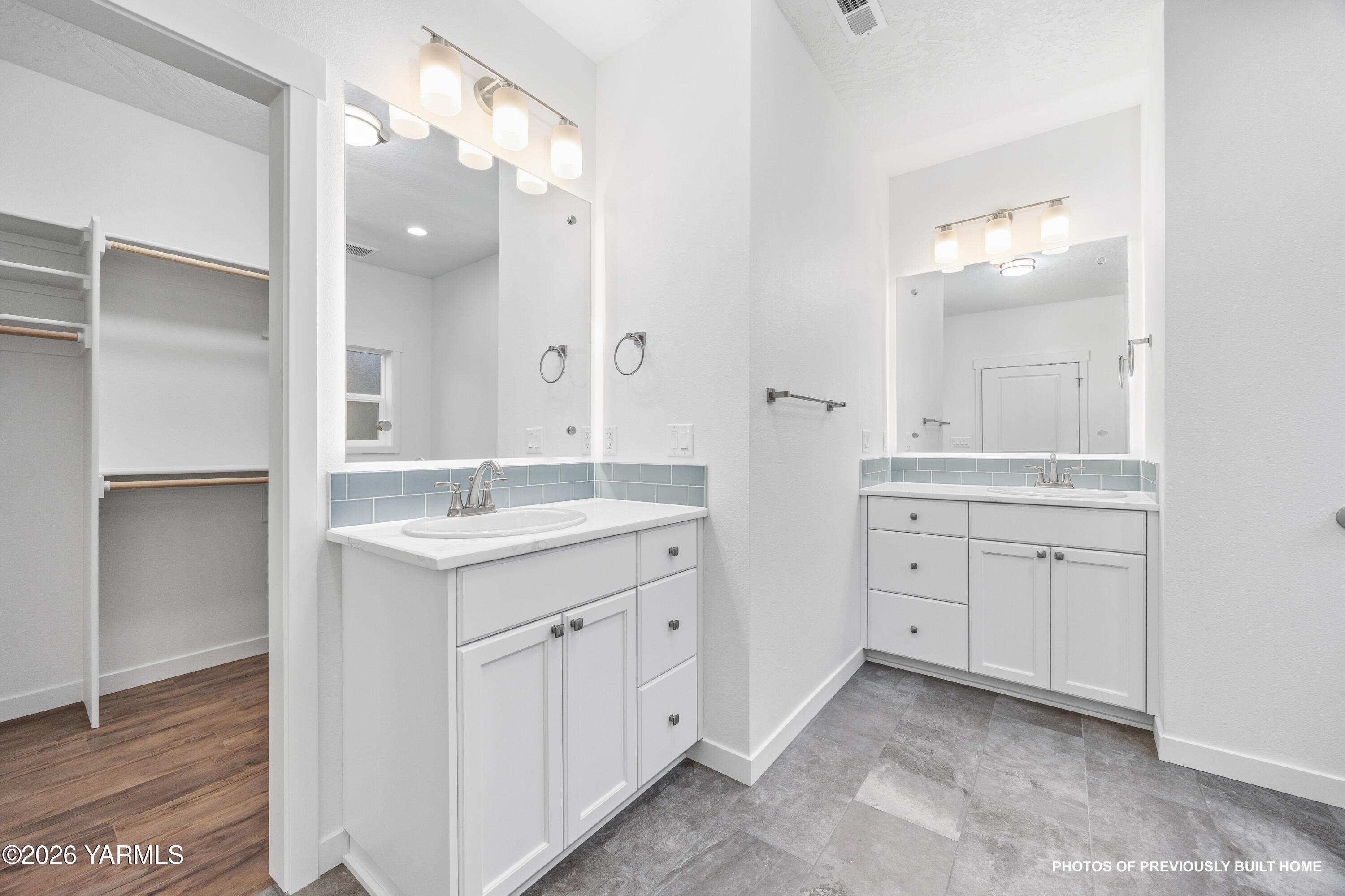 211 Packer Street Prosser, WA 99350 - Photo 29 of 31 a spacious bathroom with a double vanity sink and a mirror