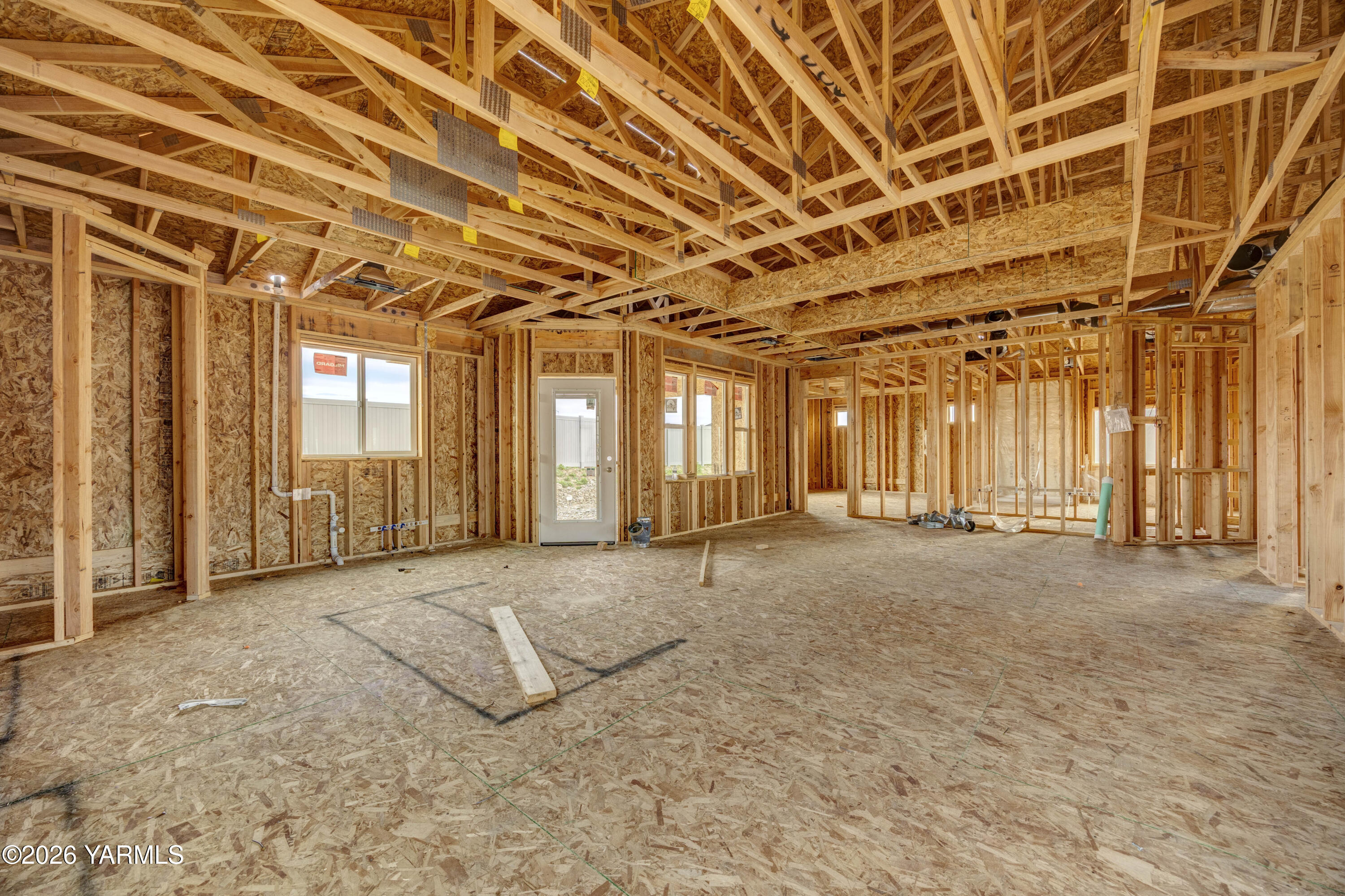 211 Packer Street Prosser, WA 99350 - Photo 6 of 31 an empty room with windows