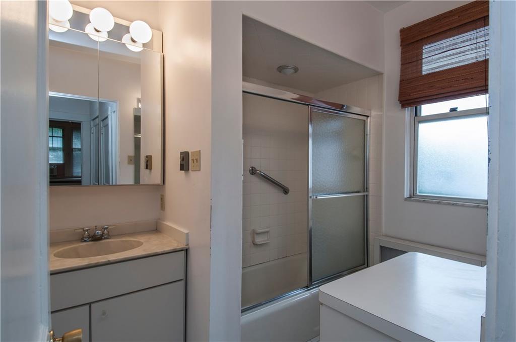 5640 Marlborough Road Pittsburgh, PA 15217 - Photo 13 of 16 Second floor bathroom.