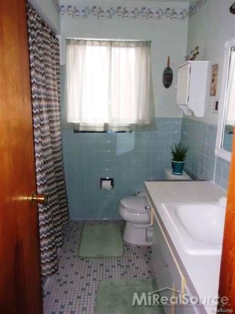 16911 Stephens Road Eastpointe, MI 48021 - Photo 10 of 24 16911 STEPHENS upstairs bathroom.jpg