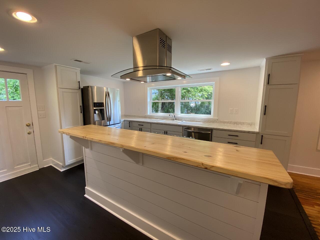 124 Hill Street Cedar Point, NC 28584 - Photo 11 of 23 kitchen bar (1280x960)