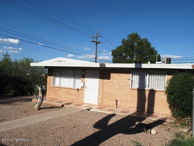 2601 South Lands End Road Tucson, AZ 85713 - Photo 2 of 15 a front view of a house with a yard