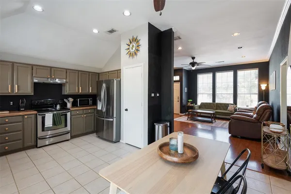 $319,999 | 304 West Windsor Drive, Denton, TX 76207