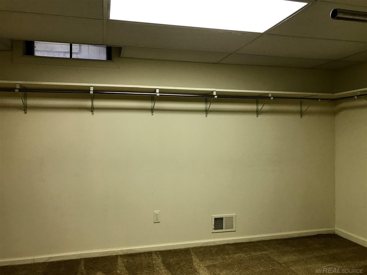 6325 Celeste Road West Bloomfield, MI 48322 - Photo 22 of 27 31335071-21.JPG