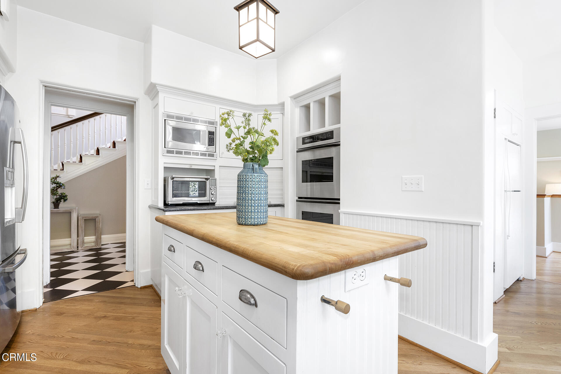509 Prospect Boulevard Pasadena, CA 91103 - Photo 23 of 68 a kitchen that has a microwave a sink and a stove