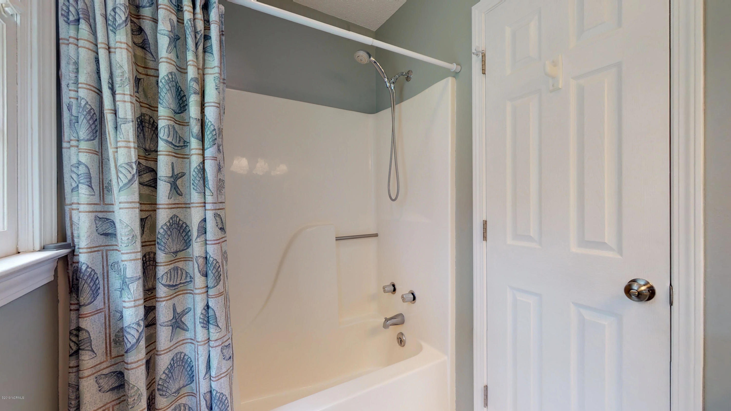 602 Barbour Road Morehead City, NC 28557 - Photo 19 of 32 Main Hall Bathroom