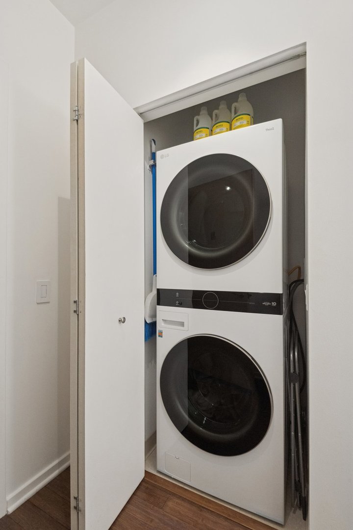 125 South Green Street, Unit 506A Chicago, IL 60607 - Photo 19 of 21 a utility room with dryer and washer