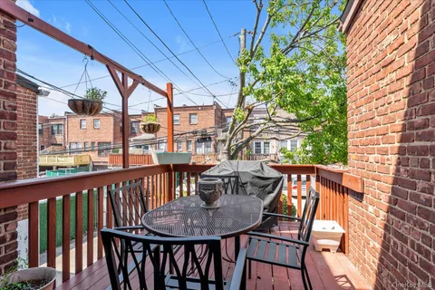 $689,000 | 376 Cochran Place, Valley Stream, NY 11581