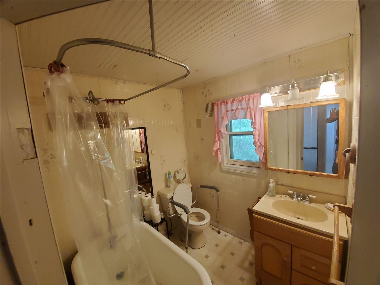 1046 Adams Road Frankfort, MI 49635 - Photo 18 of 53 1887930-17.JPG