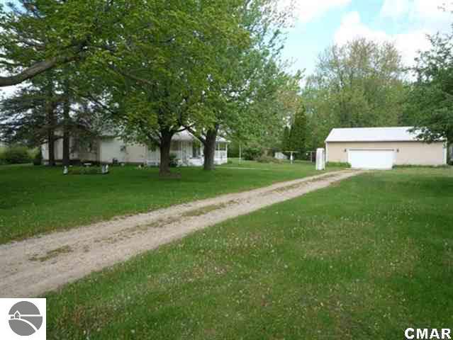9501 East Wing Road Shepherd, MI 48883 - Photo 2 of 25 1772575-1.JPG