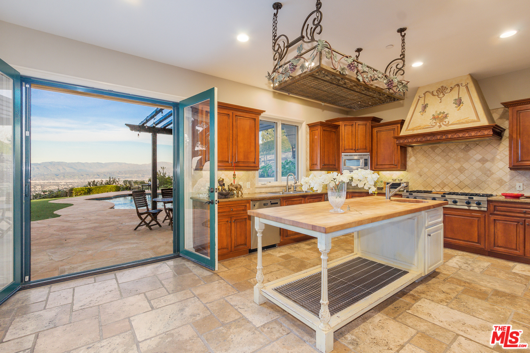 13377 Java Drive Beverly Hills, CA 90210 - Photo 11 of 25
