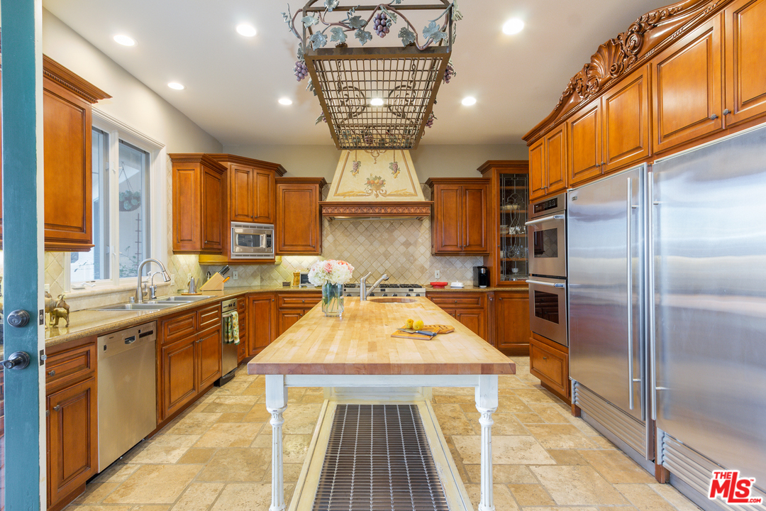 13377 Java Drive Beverly Hills, CA 90210 - Photo 12 of 25