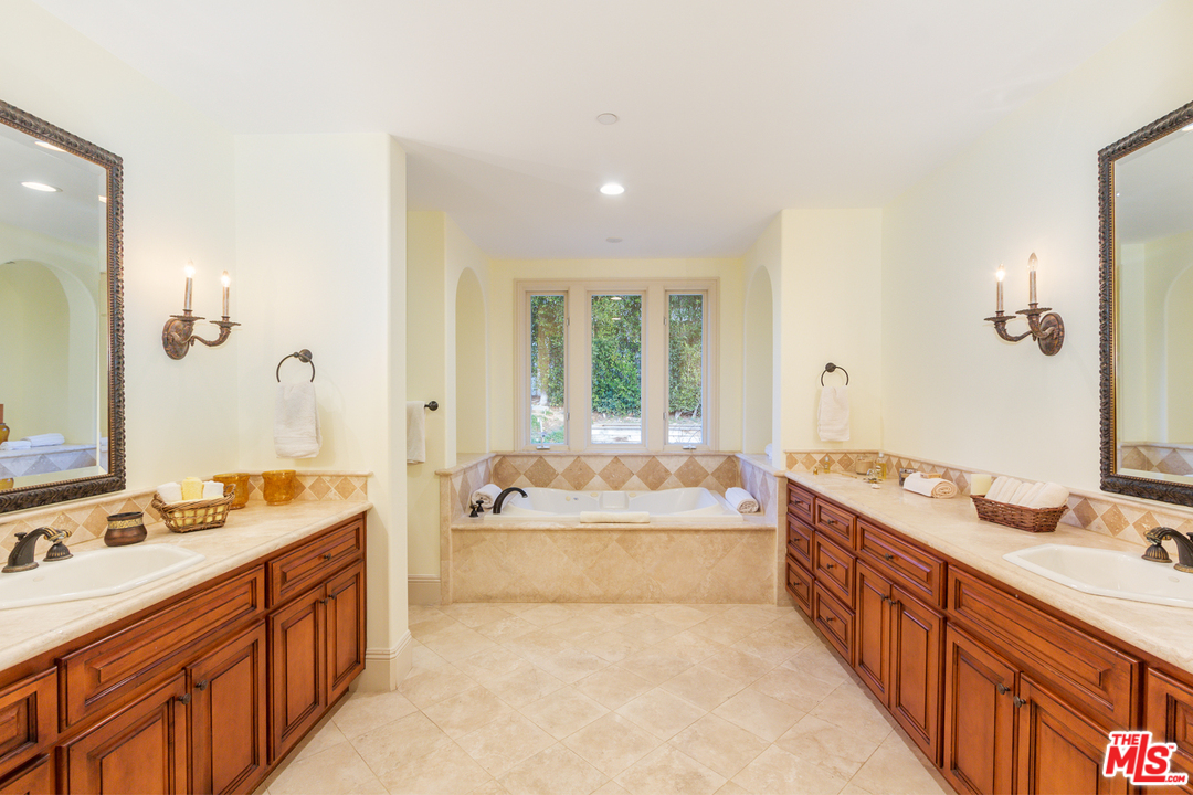 13377 Java Drive Beverly Hills, CA 90210 - Photo 17 of 25