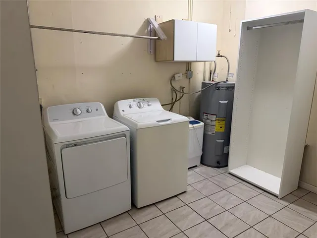 a view of a house with backyard and tree