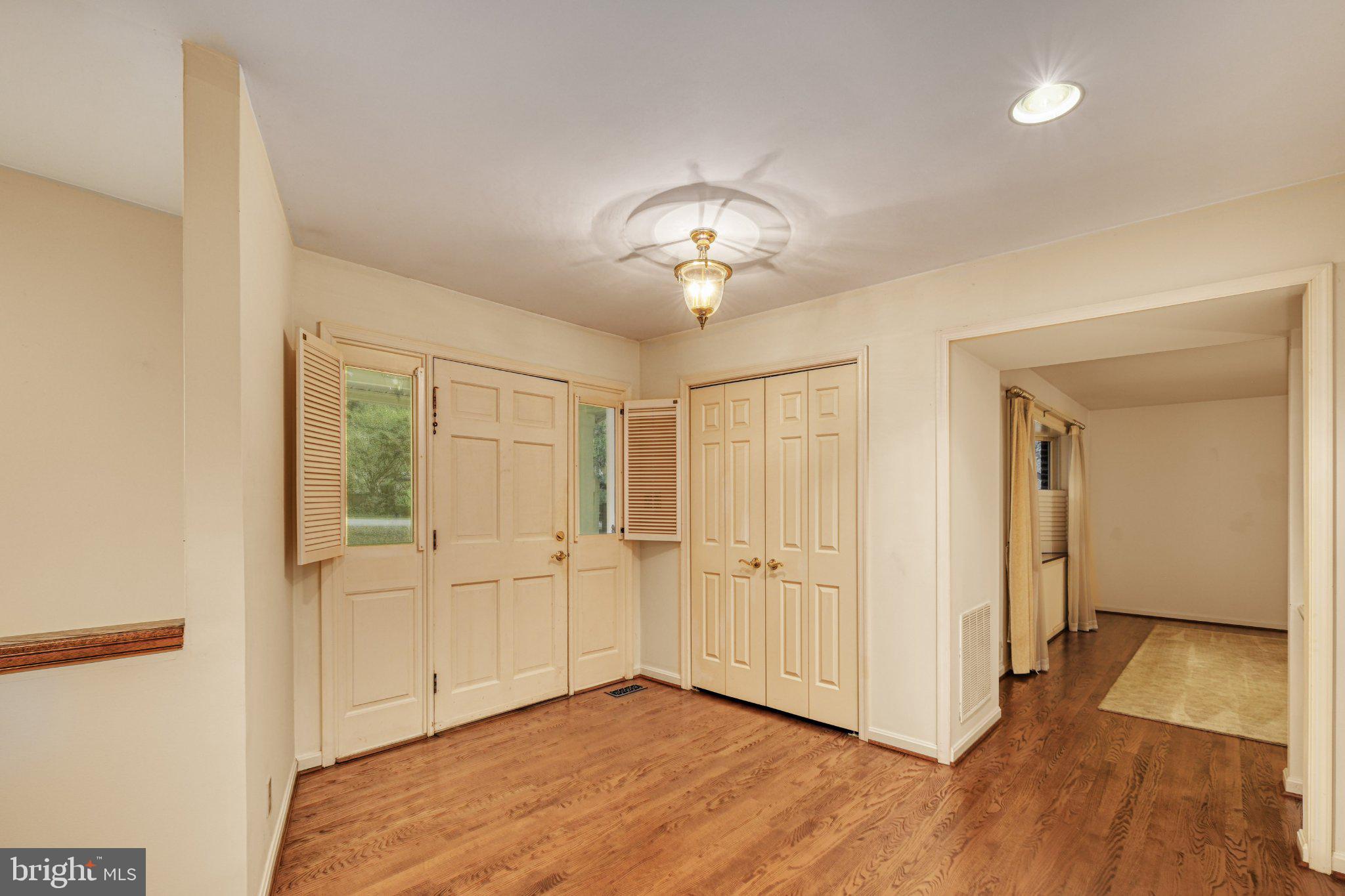 2530 Leeds Road Oakton, VA 22124 - Photo 17 of 63 Spacious Foyer